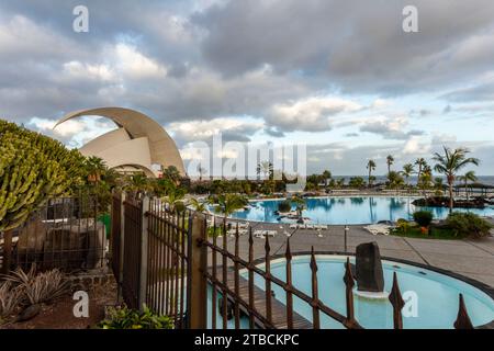 Das architektonisch beeindruckende Auditorio de Teneriffa, Auditorium, Santa Cruz de Teneriffa, Kanarische Inseln, Spanien in seiner weiten Landschaft im guten Licht Stockfoto