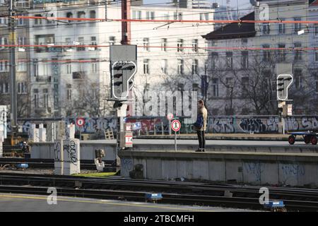 Brüssel, Belgien Dezember 2023. Ein Passagier wartet auf seinen Zug am Bahnsteig eines Bahnhofs in Brüssel, Belgien, 6. Dezember 2023. In Teilen Belgiens sind die Reisen von Menschen durch einen 48-stündigen Streik von Mitarbeitern des Eisenbahnsystems beeinträchtigt. Quelle: Zhao Dingzhe/Xinhua/Alamy Live News Stockfoto