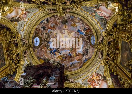GRANADA, SPANIEN - 20. MAI 2017: Dies ist die Kuppel des barocken Heiligtums der Kirche der Kartause Mariä Himmelfahrt. Stockfoto