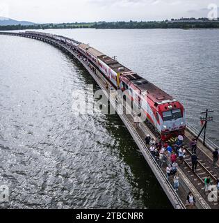 Luftaufnahme des schwimmenden Zuges in Pasak Chonlasit Dam, Lopburi, Thailand Stockfoto