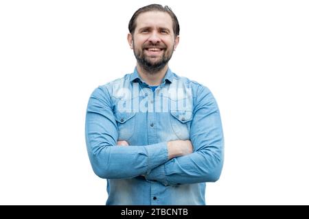 Kaukasischer Mann lässig gekleidet mit überkreuzten Armen. Stockfoto