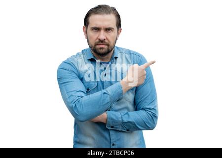 Kaukasischer Mann im jeansshirt, der zur Seite zeigt. Stockfoto