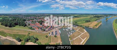 Luftpanorama aus der mittelalterlichen Stadt Wijk bij Duurstede am Fluss Lek in den Niederlanden Stockfoto