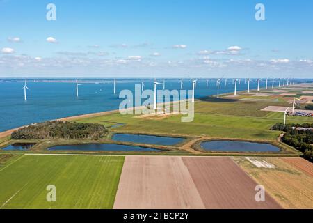 Antenne von Windturbinen im IJsselmeer in Friesland in den Niederlanden Stockfoto