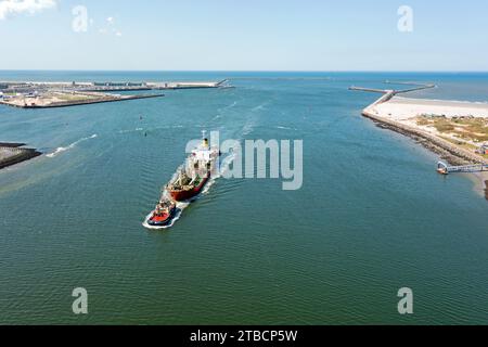 Aus der Luft von einem Schlepper und einem Tanker, der im Hafen von IJmuiden in den Niederlanden ankommt Stockfoto