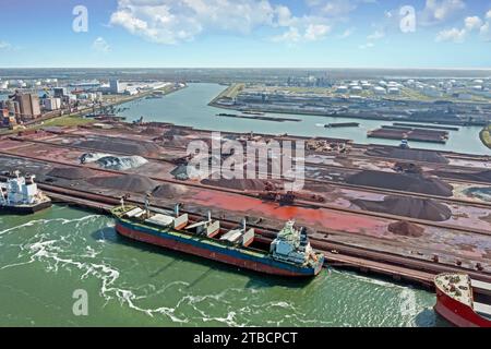 Aus der Luft aus der Industrie im Hafen von Rotterdam in den Niederlanden Stockfoto