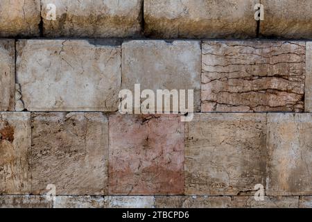 Detail mit strukturierten, alten Steinreihen, die einen Abschnitt der Westmauer in der Altstadt von Jerusalem, Israel, bilden. Stockfoto