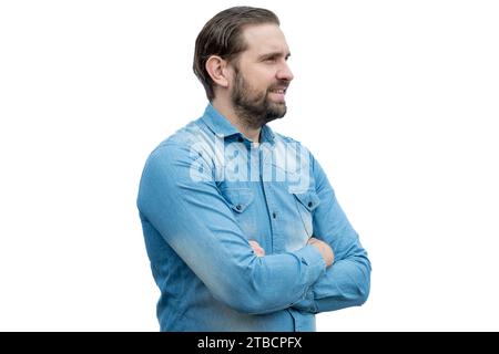 Junger kaukasischer Latino-Mann mit jeans-Hemd und überkreuzten Armen. Stockfoto