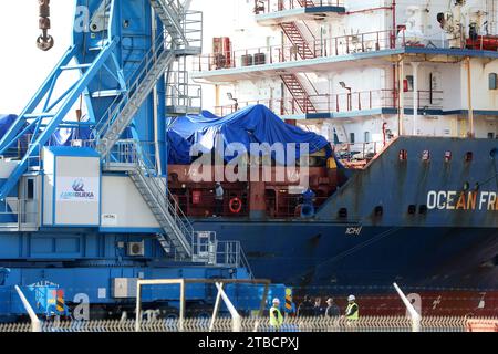 Rijeka, Kroatien. Dezember 2023. Bradley Kampffahrzeuge kamen mit dem Schiff Ocean Freedom am 6. Dezember 2023 im Hafen von Rijeka an. Kroatien kauft 89 Bradley M2A2 Infanterie Kampffahrzeuge im Wert von 196,4 Millionen US-Dollar. Foto: Goran Kovacic/PIXSELL Credit: Pixsell/Alamy Live News Stockfoto