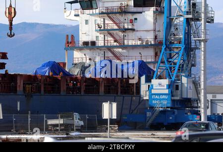 Rijeka, Kroatien. Dezember 2023. Bradley Kampffahrzeuge kamen mit dem Schiff Ocean Freedom am 6. Dezember 2023 im Hafen von Rijeka an. Kroatien kauft 89 Bradley M2A2 Infanterie Kampffahrzeuge im Wert von 196,4 Millionen US-Dollar. Foto: Goran Kovacic/PIXSELL Credit: Pixsell/Alamy Live News Stockfoto