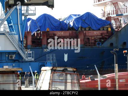 Rijeka, Kroatien. Dezember 2023. Bradley Kampffahrzeuge kamen mit dem Schiff Ocean Freedom am 6. Dezember 2023 im Hafen von Rijeka an. Kroatien kauft 89 Bradley M2A2 Infanterie Kampffahrzeuge im Wert von 196,4 Millionen US-Dollar. Foto: Goran Kovacic/PIXSELL Credit: Pixsell/Alamy Live News Stockfoto