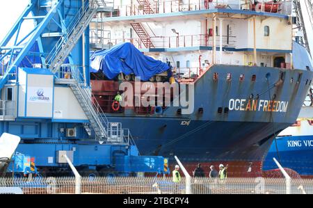 Rijeka, Kroatien. Dezember 2023. Bradley Kampffahrzeuge kamen mit dem Schiff Ocean Freedom am 6. Dezember 2023 im Hafen von Rijeka an. Kroatien kauft 89 Bradley M2A2 Infanterie Kampffahrzeuge im Wert von 196,4 Millionen US-Dollar. Foto: Goran Kovacic/PIXSELL Credit: Pixsell/Alamy Live News Stockfoto