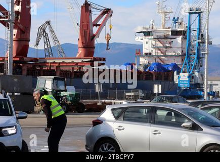 Rijeka, Kroatien. Dezember 2023. Bradley Kampffahrzeuge kamen mit dem Schiff Ocean Freedom am 6. Dezember 2023 im Hafen von Rijeka an. Kroatien kauft 89 Bradley M2A2 Infanterie Kampffahrzeuge im Wert von 196,4 Millionen US-Dollar. Foto: Goran Kovacic/PIXSELL Credit: Pixsell/Alamy Live News Stockfoto