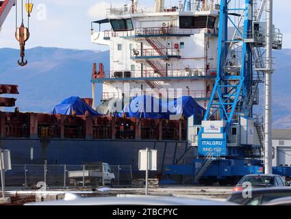 Rijeka, Kroatien. Dezember 2023. Bradley Kampffahrzeuge kamen mit dem Schiff Ocean Freedom am 6. Dezember 2023 im Hafen von Rijeka an. Kroatien kauft 89 Bradley M2A2 Infanterie Kampffahrzeuge im Wert von 196,4 Millionen US-Dollar. Foto: Goran Kovacic/PIXSELL Credit: Pixsell/Alamy Live News Stockfoto