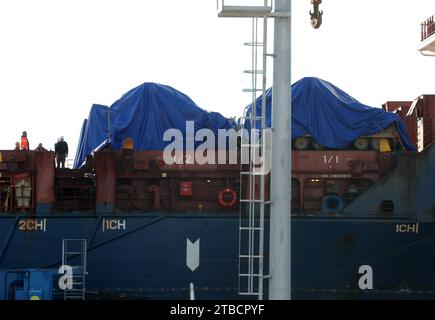 Rijeka, Kroatien. Dezember 2023. Bradley Kampffahrzeuge kamen mit dem Schiff Ocean Freedom am 6. Dezember 2023 im Hafen von Rijeka an. Kroatien kauft 89 Bradley M2A2 Infanterie Kampffahrzeuge im Wert von 196,4 Millionen US-Dollar. Foto: Goran Kovacic/PIXSELL Credit: Pixsell/Alamy Live News Stockfoto