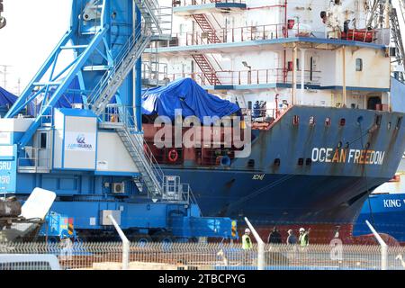 Rijeka, Kroatien. Dezember 2023. Bradley Kampffahrzeuge kamen mit dem Schiff Ocean Freedom am 6. Dezember 2023 im Hafen von Rijeka an. Kroatien kauft 89 Bradley M2A2 Infanterie Kampffahrzeuge im Wert von 196,4 Millionen US-Dollar. Foto: Goran Kovacic/PIXSELL Credit: Pixsell/Alamy Live News Stockfoto