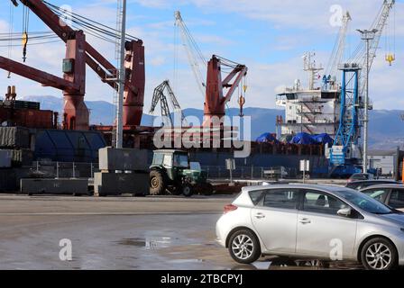 Rijeka, Kroatien. Dezember 2023. Bradley Kampffahrzeuge kamen mit dem Schiff Ocean Freedom am 6. Dezember 2023 im Hafen von Rijeka an. Kroatien kauft 89 Bradley M2A2 Infanterie Kampffahrzeuge im Wert von 196,4 Millionen US-Dollar. Foto: Goran Kovacic/PIXSELL Credit: Pixsell/Alamy Live News Stockfoto