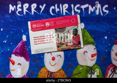 Post auf Weihnachtsmatte - Wohltätigkeitsappell aus Krise Rückseite des Umschlags - Frohe Weihnachten Stockfoto