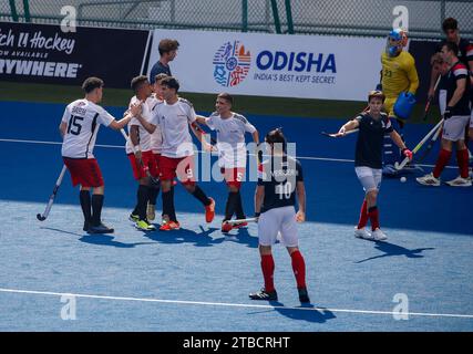 Kuala Lumpur, Malaysia. Dezember 2023. Die ägyptischen Mannschaftsspieler feiern, nachdem sie beim Spiel der FIH Hockey Männer Junioren-Weltmeisterschaft Malaysia 2023 zwischen Frankreich und Ägypten im Bukit Jalil National Hockey Stadium ein Tor geschossen haben. Endpunktzahl: Frankreich 3:1 Ägypten. Quelle: SOPA Images Limited/Alamy Live News Stockfoto