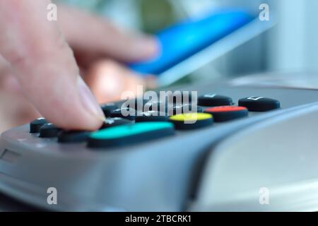 PIN-Code der Fingerräder am POS-Terminal. Transaktionszahlung und Einkaufskonzept. Nahaufnahme Stockfoto