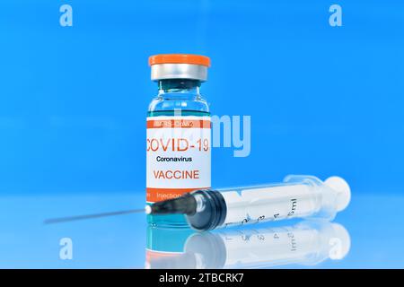 Ampullen mit COVID-19-Coronavirus-Impfstoff und Spritzeninjektion. Medizin und Coronavirus-Pandemiekonzept. Nahaufnahme Stockfoto