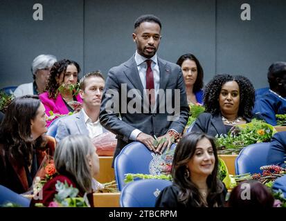 Den Haag, Niederlande. Dezember 2023. DER HAAG - Habtamu de Hoop (GroenLinks/PvdA) schwört während der Vereidigung der neuen Mitglieder des Repräsentantenhauses. ANP ROBIN VAN LONKHUIJSEN niederlande Out - belgien Out Credit: ANP/Alamy Live News Stockfoto