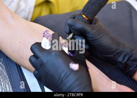 Tätowierer, der ein Tätowieren zur Hand erstellt. Kunst- und Designkonzept. Nahaufnahme Stockfoto