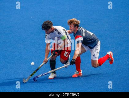 Kuala Lumpur, Malaysia. Dezember 2023. Ragab Hossameldin aus Ägypten (L) und Delemazure Brieuc aus Frankreich in Aktion während des Spiels der FIH Hockey Men's Junior World Cup Malaysia 2023 zwischen Frankreich und Ägypten im Bukit Jalil National Hockey Stadium. Endpunktzahl: Frankreich 3:1 Ägypten. (Foto: © Wong Fok Loy/SOPA Images/SIPA USA) Credit: SIPA USA/Alamy Live News Stockfoto