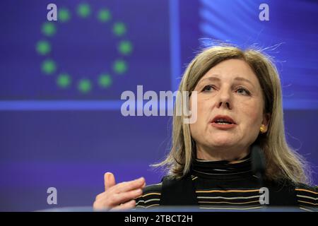 Brüssel, Hauptstadt Brüssel, Belgien. Dezember 2023. Die Vizepräsidentin der Europäischen Kommission für Werte und Transparenz, Vera Jourova, spricht auf einer Pressekonferenz über Initiativen zur Bekämpfung des Hasses in der Europäischen Union (EU) sowie ein Maßnahmenpaket zu den Unionsbürgerschaftsrechten nach der wöchentlichen Kollegialsitzung der EU-kommission in Brüssel, Belgien, Dezember 2023. Quelle: ZUMA Press, Inc./Alamy Live News Stockfoto