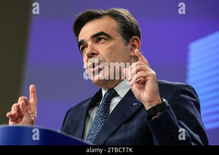 Brüssel, Hauptstadt Brüssel, Belgien. Dezember 2023. Margaritis Schinas, die für den Schutz der europäischen Lebensweise zuständige Vizepräsidentin der Europäischen Kommission, spricht auf einer Pressekonferenz über Initiativen zur Bekämpfung des Hasses in der Europäischen Union (EU) sowie ein Maßnahmenpaket zu den Unionsbürgerschaftsrechten nach der wöchentlichen Kollegialsitzung der EU-kommission in Brüssel, Belgien, 6. Dezember 2023 Quelle: ZUMA Press, Inc./Alamy Live News Stockfoto