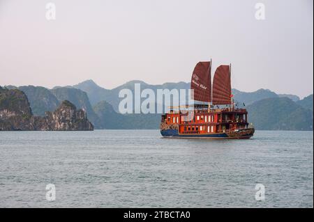 Panoramablick auf die Halong-Bucht Bootstour mit roten Segeln Vietnam Stockfoto