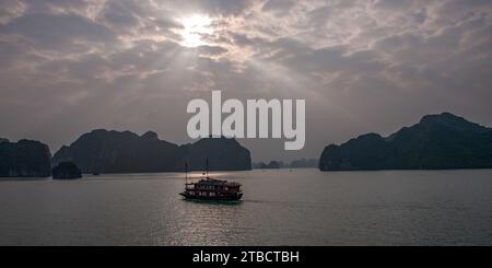 Panoramablick am frühen Abend auf die Boote in der Halong-Bucht nach Sonnenuntergang Stockfoto