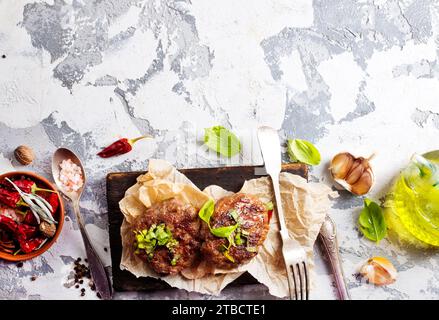 Schweinekoteletts aus Hackfleisch. Schnitzel auf Bastelpapier Stockfoto