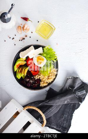 buddha Bowl Mittagessen mit Eiern, Quinoa, Spinat, Avocado und Käse Stockfoto