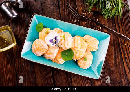 Lachskoteletts auf blauem Teller, Diätkost Stockfoto