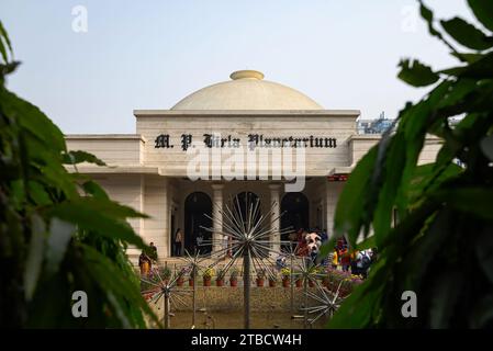 Blick auf M.P. Birla Planetarium, ein berühmter Touristenort auf dem indischen Subkontinent, gelegen an der Chowringhee Road, Kalkutta, Westbengalen, Indien am Dezember Stockfoto