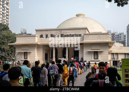 Blick auf M.P. Birla Planetarium, ein berühmter Touristenort auf dem indischen Subkontinent, gelegen an der Chowringhee Road, Kalkutta, Westbengalen, Indien am Dezember Stockfoto