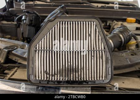 verschmutzter Luftfilter in einem Auto Motorraum Stockfotografie - Alamy