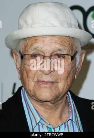 Burbank, Usa. Dezember 2023. (DATEI) Norman Lear tot mit 101. Lears Publizist bestätigte Variety, dass er am Dienstag, den 5. Dezember 2023, in seinem Haus in Los Angeles an natürlichen Ursachen starb. BURBANK, LOS ANGELES, KALIFORNIEN, USA – 18. OKTOBER: Der US-amerikanische Drehbuchautor und Filmproduzent Norman Lear kommt bei den Environmental Media Awards 2014 bei Warner Bros Studios am 18. Oktober 2014 in Burbank, Los Angeles, Kalifornien, USA. (Foto: Xavier Collin/Image Press Agency) Credit: Image Press Agency/Alamy Live News Stockfoto