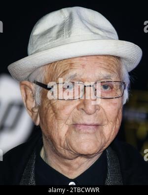 (DATEI) Norman Lear tot mit 101. Lears Publizist bestätigte Variety, dass er am Dienstag, den 5. Dezember 2023, in seinem Haus in Los Angeles an natürlichen Ursachen starb. HOLLYWOOD, LOS ANGELES, KALIFORNIEN, USA - 14. DEZEMBER: der amerikanische Drehbuchautor und Filmproduzent Norman Lear kommt am 14. Dezember 2015 zur Weltpremiere von Walt Disney Pictures und Lucasfilms Star Wars Episode VII - das Erwachen der Macht im Dolby Theatre, TCL Chinese Theatre IMAX und El Capitan Theatre in Hollywood, Los Angeles, Kalifornien. (Foto: Xavier Collin/Image Press Agency) Stockfoto