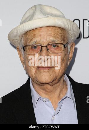 Hollywood, Usa. Dezember 2023. (DATEI) Norman Lear tot mit 101. Lears Publizist bestätigte Variety, dass er am Dienstag, den 5. Dezember 2023, in seinem Haus in Los Angeles an natürlichen Ursachen starb. HOLLYWOOD, LOS ANGELES, KALIFORNIEN, USA - 15. APRIL: Der US-amerikanische Drehbuchautor und Filmproduzent Norman Lear kommt zur Los Angeles Premiere von RADIUS' 'Adult Beginners', die am 15. April 2015 im ArcLight Cinemas Hollywood in Hollywood, Los Angeles, Kalifornien, USA stattfindet. ( Quelle: Image Press Agency/Alamy Live News Stockfoto