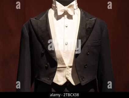 Altes klassisches Männerkleid im Smoking. Schwarze Jacke, weißes Hemd, weiße Schleife Stockfoto