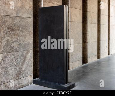 Leere plakatwand an der Wand Stockfoto