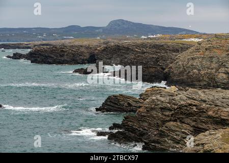 Zerklüftete Küste zwischen Rhoscolyn und Trearrdur Bay auf der Westseite von Ynys Mon (Anglesey), Nordwales. Stockfoto