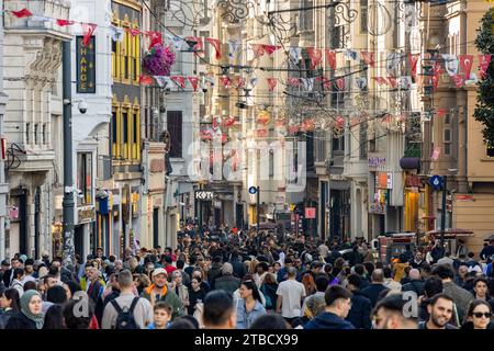 Taksim, Istanbul – Türkei 15. November 2023: Menschenmenge auf dem beliebten Wanderweg Taksim Istiklal Straße Stockfoto