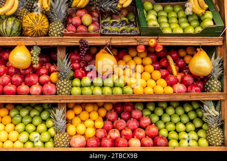 Frisches, farbenfrohes Obst. Früchte auf dem Regal auf dem Bauernmarkt Stockfoto