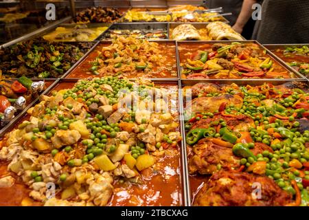 Viele Sorten von warmen und saftigen türkischen Gerichten in einem Restaurant. Der Koch serviert Essen. Türkische und nahöstliche Küche Stockfoto