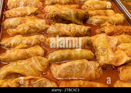 Gefüllte Kohl-Brötchen auf Restauranttteller Stockfoto