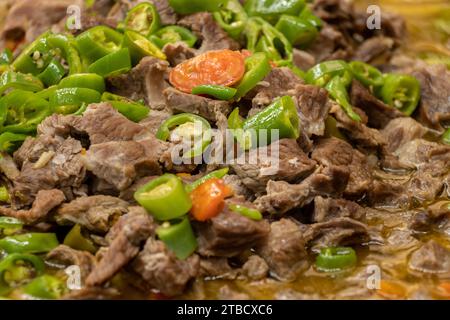 Bratfleisch ( Kavurma ) mit grünem Pfeffer im Restaurant Stockfoto