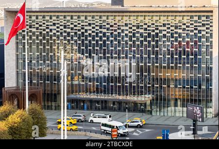 Taksim, Istanbul – Türkei 15. November 2023: Außenansicht des neuen Atatürk Cultural Center (AKM) Stockfoto